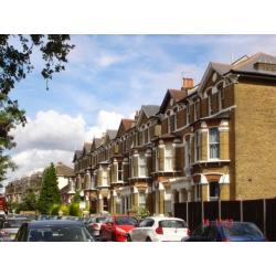 A nice double room to let, all bills included, fast Wifi, very good transport links!