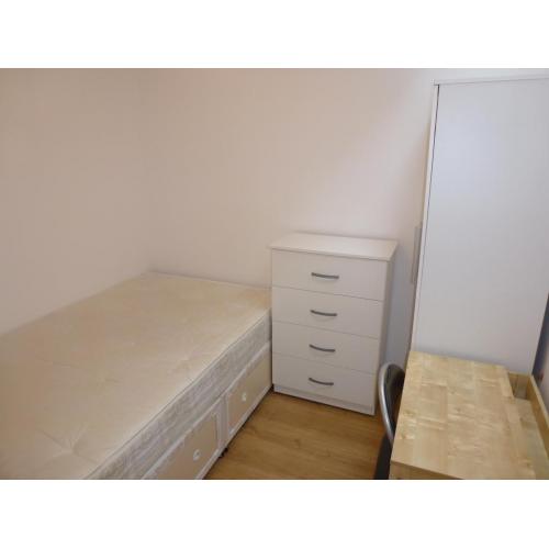 COZY ROOM WITH DOUBLE BED TO RENT- KILBURN-ZONE 2 - JUBILEE LINE