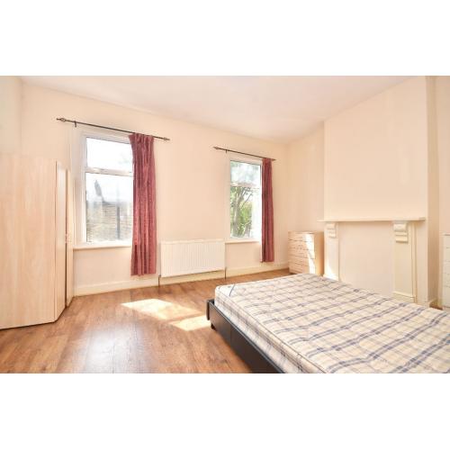 EXTRA LARGE rooms to rent, - Available NOW NEAR STARTFORD westfield shopping center & UEL