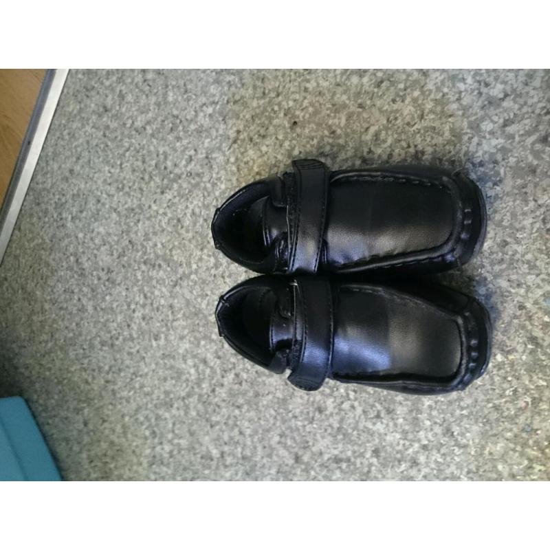 Boys shoes size c7