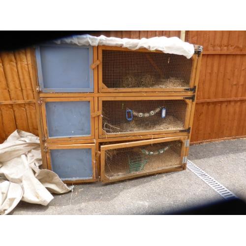 Triple rabbit hutch