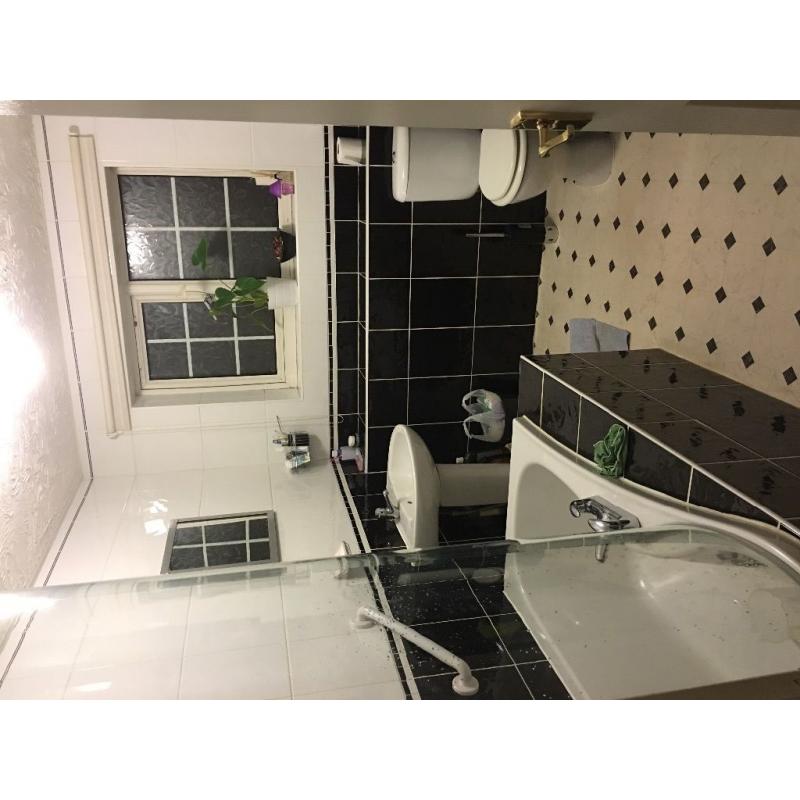 Large double room with ensuit for rent in Fishermead