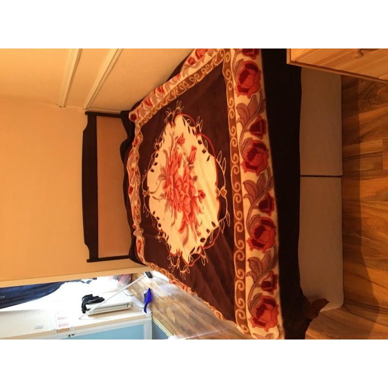 Large double room with ensuit for rent in Fishermead