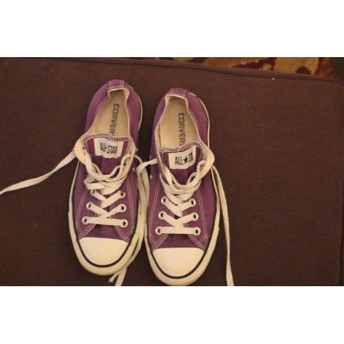 LADIES PURPLE CONVERSE SIZE 5.5 (USED) GOOD CONDITION