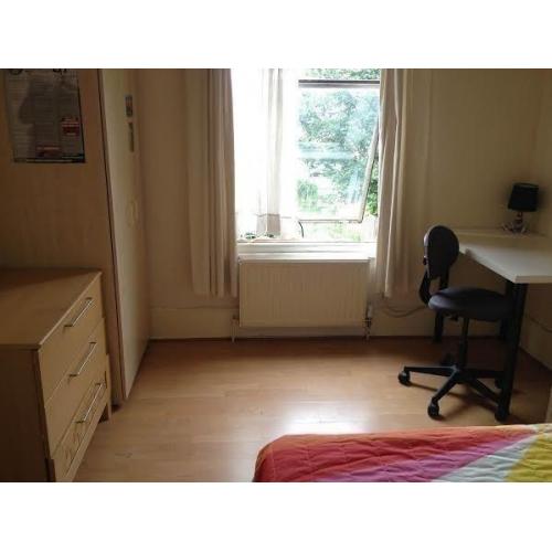 Almost ZONE 1 --- DOUBLE ROOM AVAILABLE !!!! SHADWELL STATION!!!! 1 stop from BANK