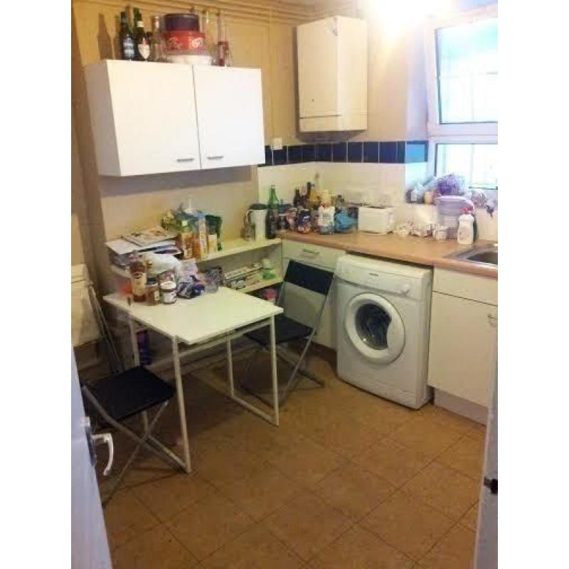 Almost ZONE 1 --- DOUBLE ROOM AVAILABLE !!!! SHADWELL STATION!!!! 1 stop from BANK