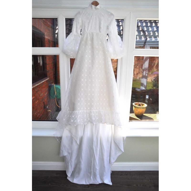 vintage (1975) wedding dress. Todays size 6 very good condition.