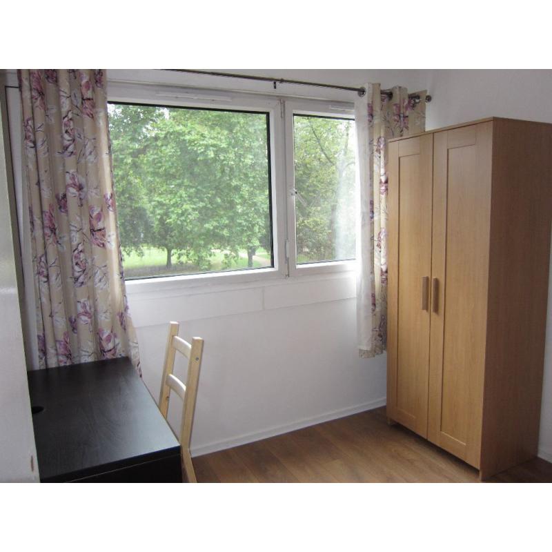 Large single room to rent near surrey quays