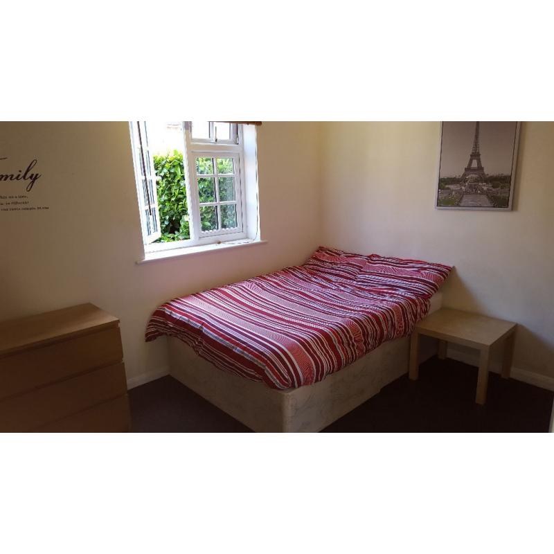 Nice double room available in Camberwell