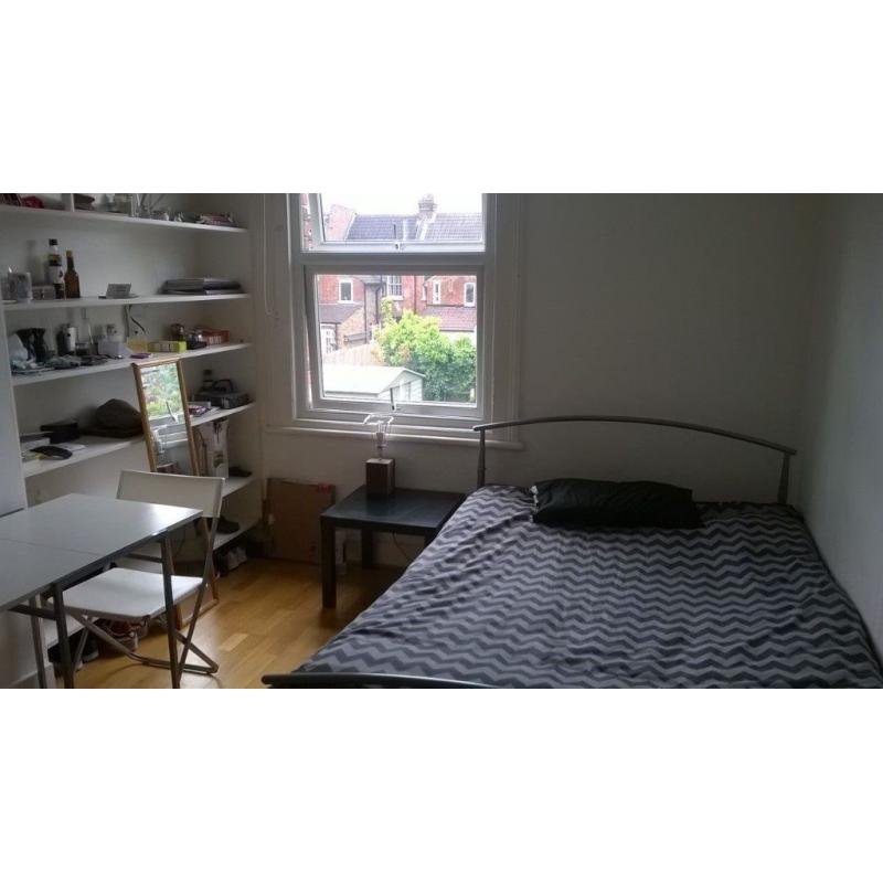 BRIGHT AND BIG DOUBLE ROOM TO RENT