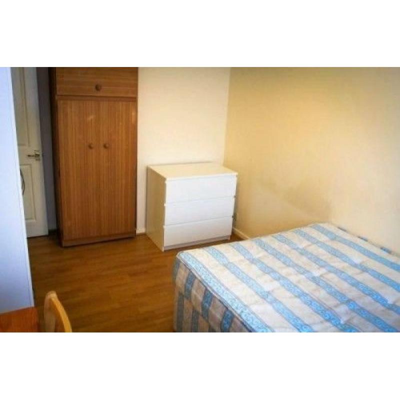 cheap double room 5 minutes walking distance Upton park