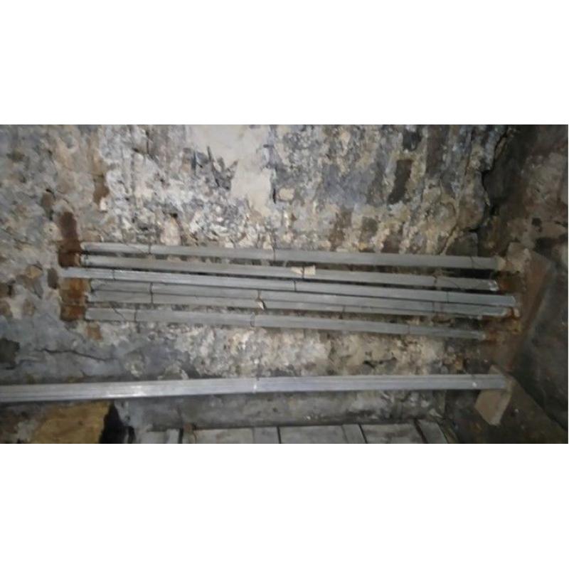 Galvanised steel rods, diff. lengths; tools & jigs for bending & cutting the rods: welding table.