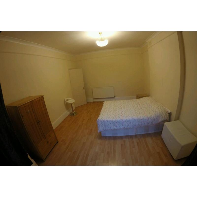 LARGE DOUBLE ROOM..PERFECT FOR COUPLES. CLEAN AND FRIENDLY HOUSE