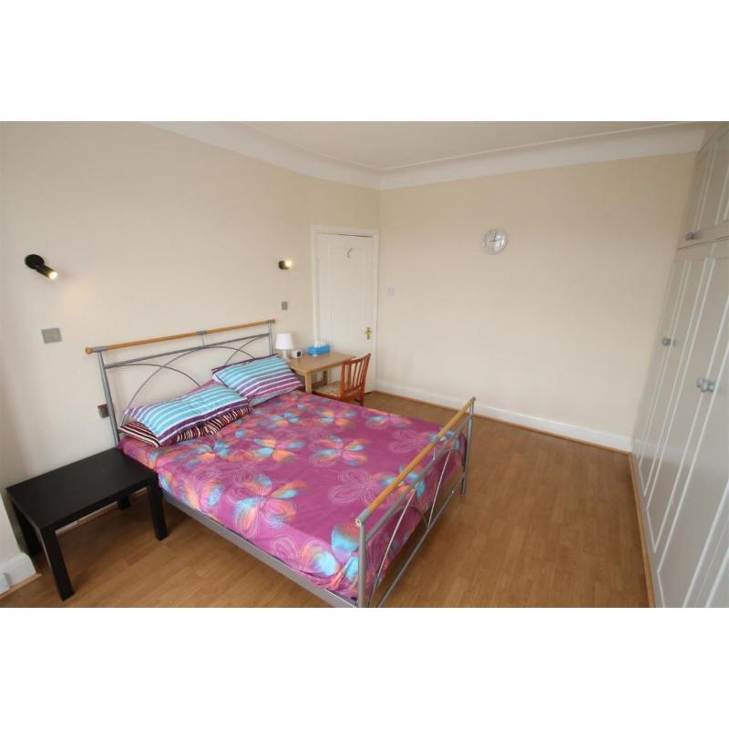 LONDON / ILFORD Double Room in a House Share. All Bills / Wi-Fi included.