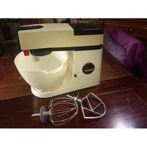 Kenwood chef701.vintage food mixer bowl and utensils. Excellent working condition.