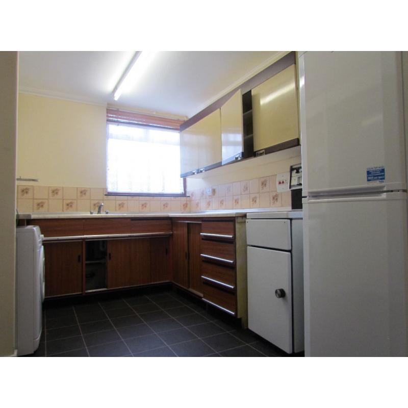 LARGE DOUBLE ROOM TO RENT IN A HAINAULT (IG6) 15 -25 MIN TO STARTFORD & LIVERPOOLE STATION