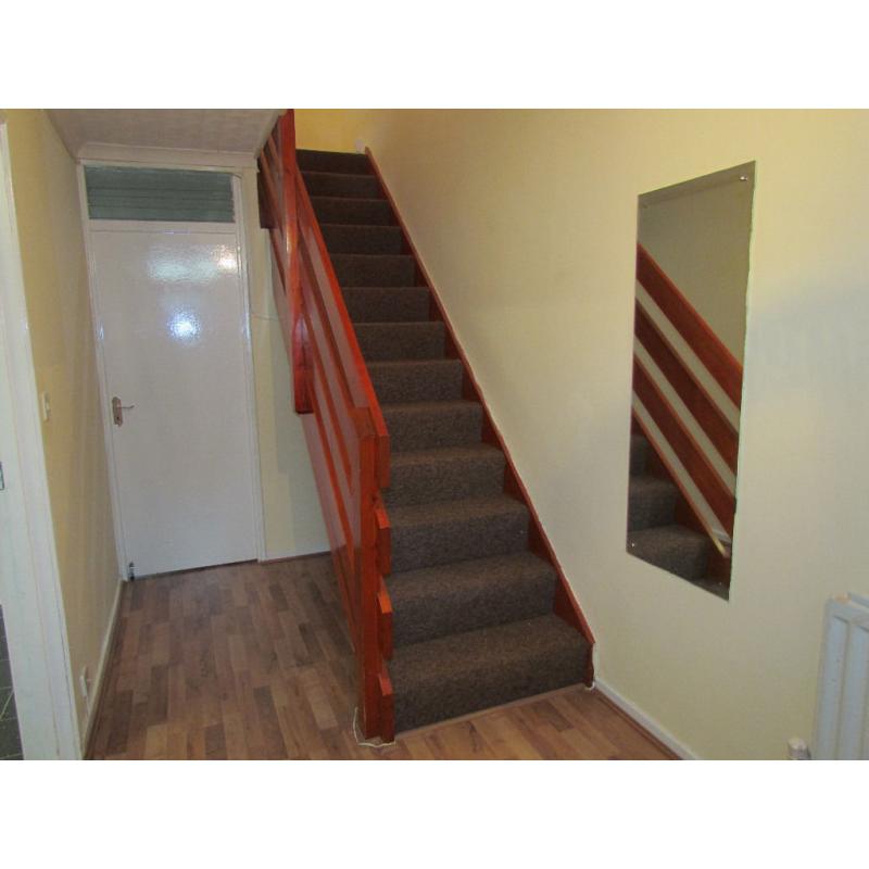 LARGE DOUBLE ROOM TO RENT IN A HAINAULT (IG6) 15 -25 MIN TO STARTFORD & LIVERPOOLE STATION