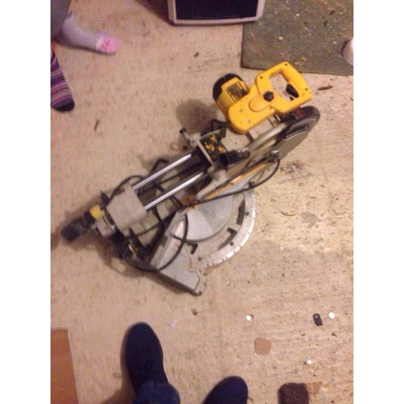 Dewalt dw712 slide compound mitre saw (110/240 volt)