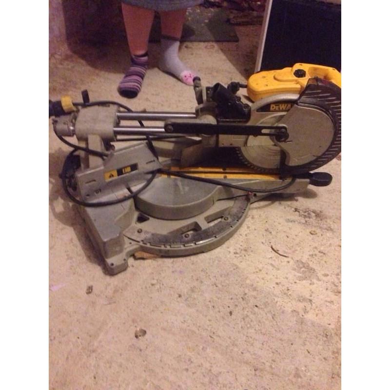 Dewalt dw712 slide compound mitre saw (110/240 volt)