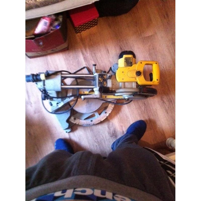 Dewalt dw712 slide compound mitre saw (110/240 volt)