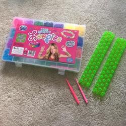 NEW: BOX SET of LOOM BANDS x6000 bands, 3 boards/hooks, 4 packs clips. Nr HULL, East Yorkshire