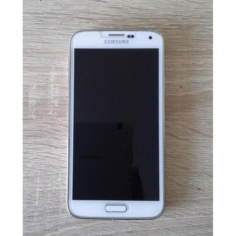 Samsung galaxy s5 in white. Amazing condition. Works perfectly. Charger port cover missing
