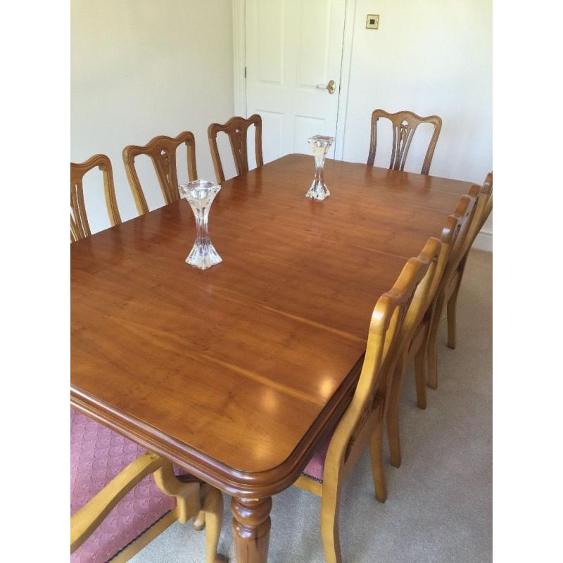 Extendable Pine dining table with 8 padded chairs