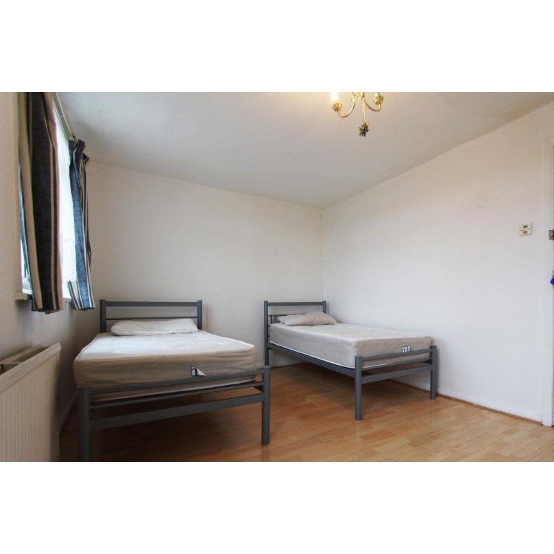 Twin Beds in Rooms to rent in a 6-bedroom house in Dollis Hill
