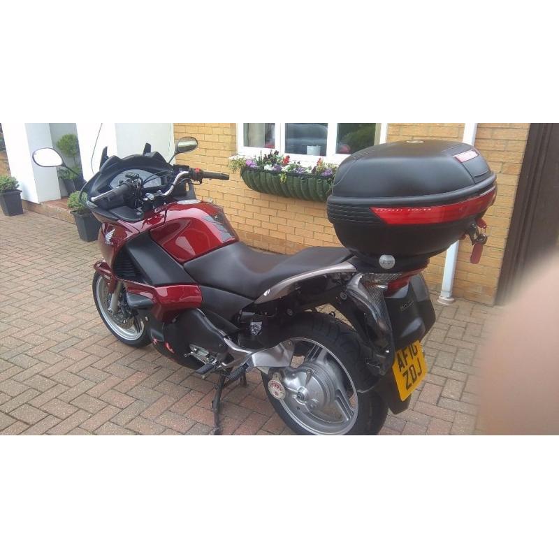 HONDA DEAUVILLE NT 700. 2010 REG. RECORDED ON VCAR NEEDS TWO REAR PANNIERS. FEW MINOR MARKS