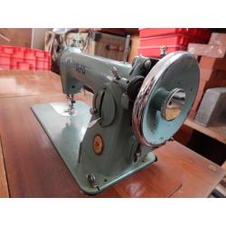 Vintage Sewing Machine - pops up from table!