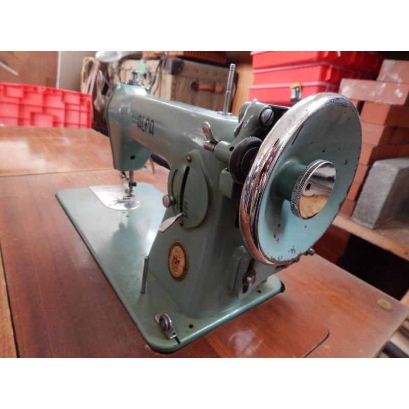 Vintage Sewing Machine - pops up from table!