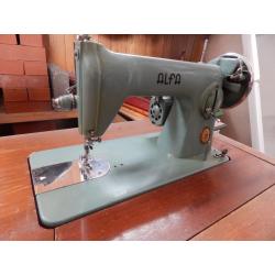 Vintage Sewing Machine - pops up from table!