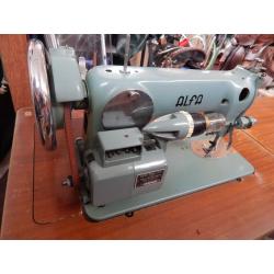 Vintage Sewing Machine - pops up from table!
