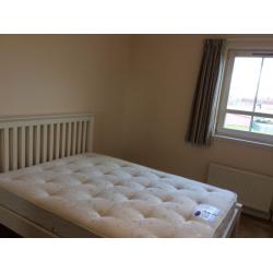 FLAT SHARE: newly decorated flat, double bedroom, own bathroom, 7-10 minute drive to city centre