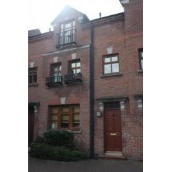 large double room with ensuit double bed d/wardrobe in new house 5 min to city