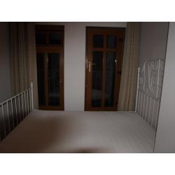 large double room with ensuit double bed d/wardrobe in new house 5 min to city