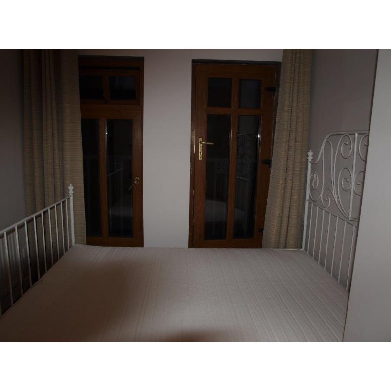 large double room with ensuit double bed d/wardrobe in new house 5 min to city