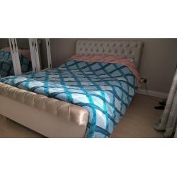 Kingsize reversible bedspread