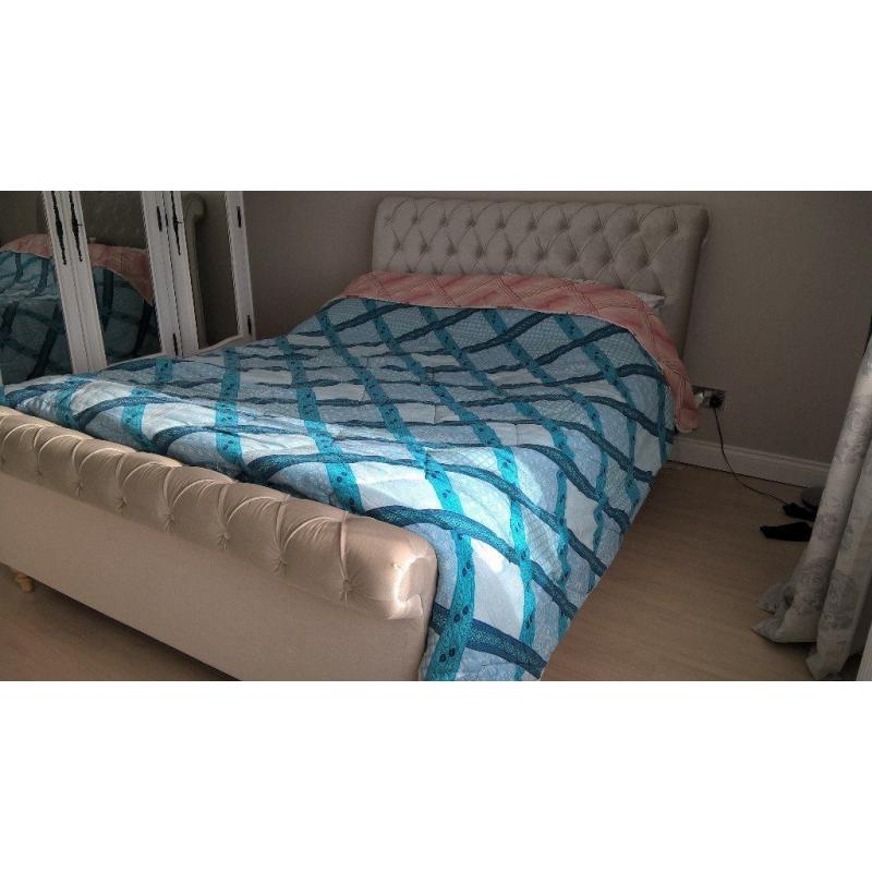 Kingsize reversible bedspread