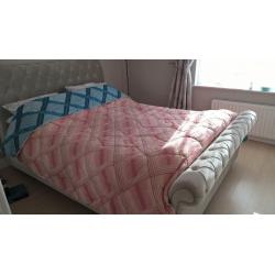 Kingsize reversible bedspread