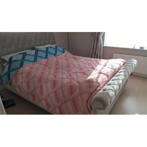Kingsize reversible bedspread