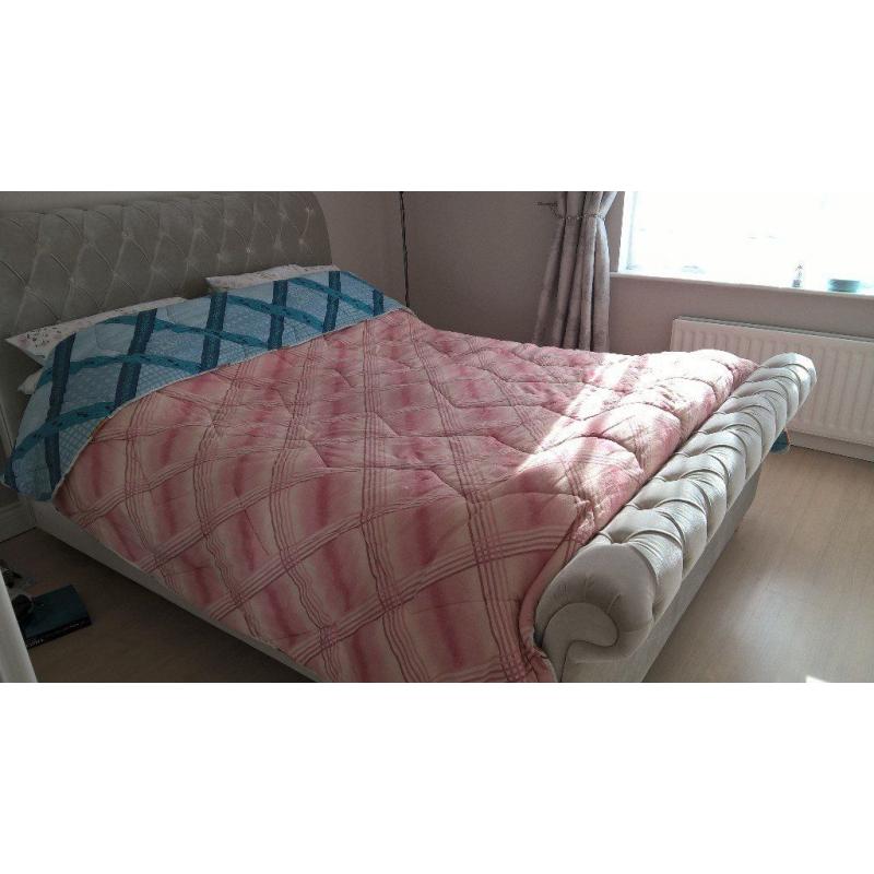 Kingsize reversible bedspread