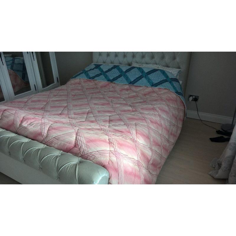 Kingsize reversible bedspread