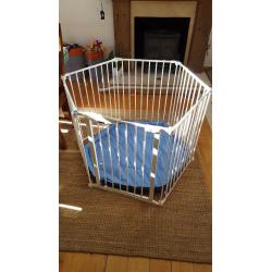 Lindam flexible playpen with mat in excellent condition