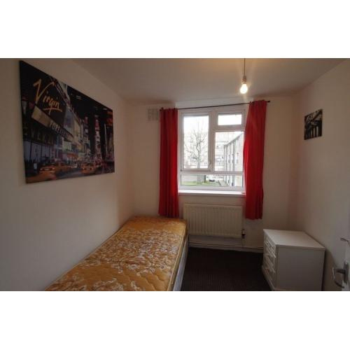 Single Room **CHEAP PRICE ** Zone 2 ** AVAILABLE NOW !! 5P
