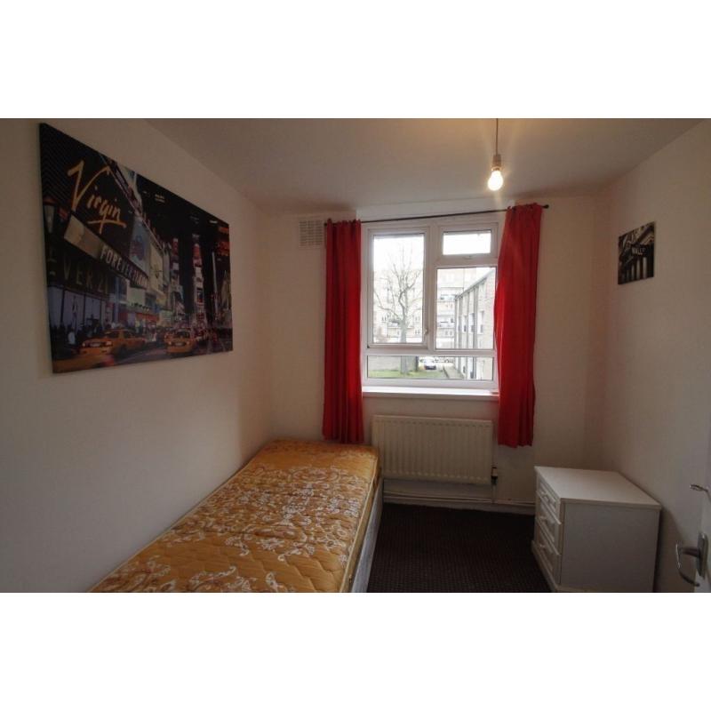 Single Room **CHEAP PRICE ** Zone 2 ** AVAILABLE NOW !! 5P