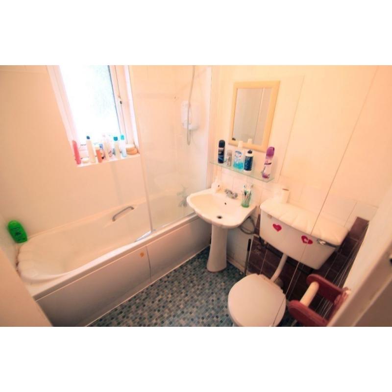 Single Room **CHEAP PRICE ** Zone 2 ** AVAILABLE NOW !! 5P