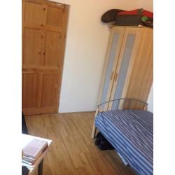 Lovely, cosy bedroom 25 mins walk to Cabot Circus