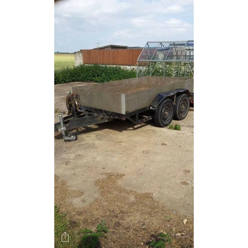 Great condition holds a lot of weight comes with full electrics 10 x 5. Foot