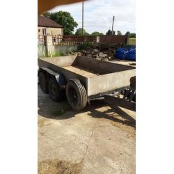 Great condition holds a lot of weight comes with full electrics 10 x 5. Foot